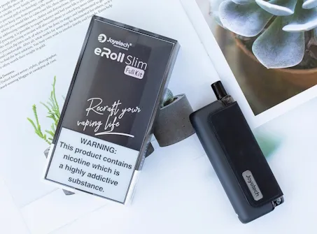Die Joyetech eRoll Slim E-Zigarette besteht aus zwei Hauptkomponenten: dem eRoll Slim Akku und der eRoll Slim Cartridge. Der fest integrierte Akku hat eine Kapazität von 480 mAh.